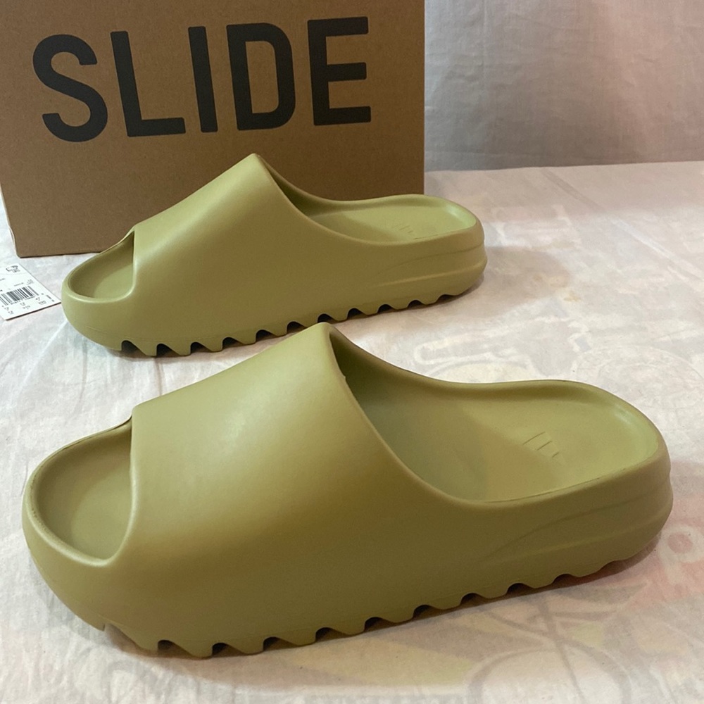 Yeezy Slide Resin Size 8 - lightly worn